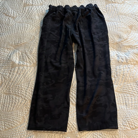 Lululemon High Rise Cropped Pant Camo Black EUC‼️ - Picture 6 of 7